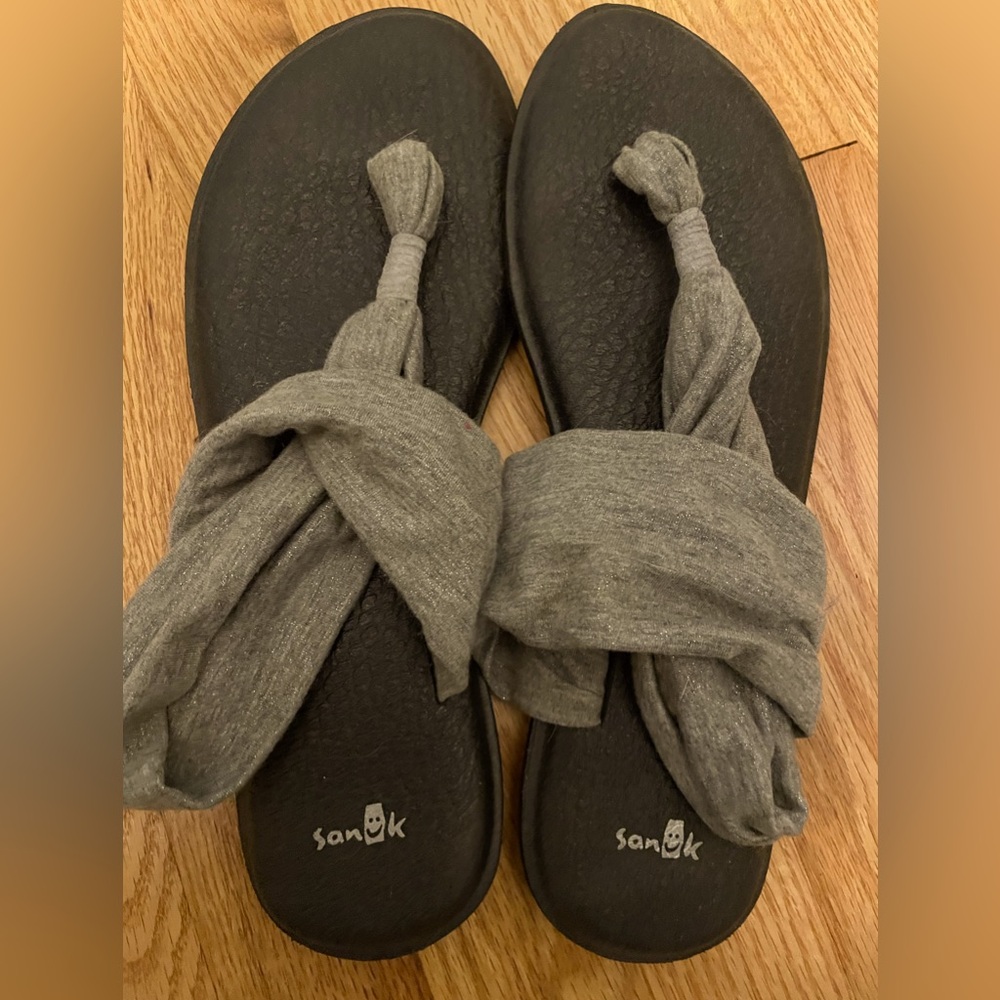 Sanuk thongs sz 10 heather gray